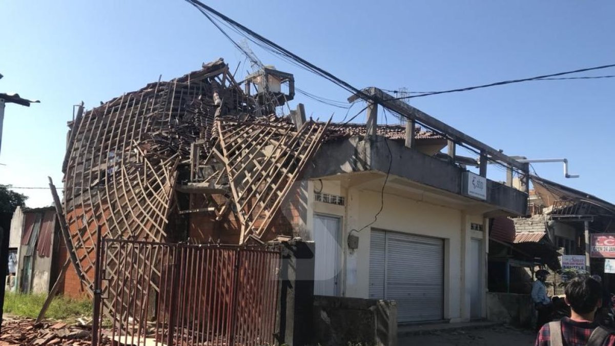 Un joven de la Granja d'Escarp, entre los turistas que intentan salir de Lombok después del terremoto