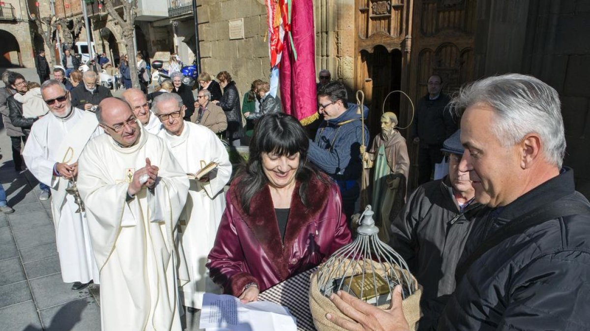 El alcalde de Sanaüja, Josep Condal, recibiendo la baldosa el día de Sant Antoni.