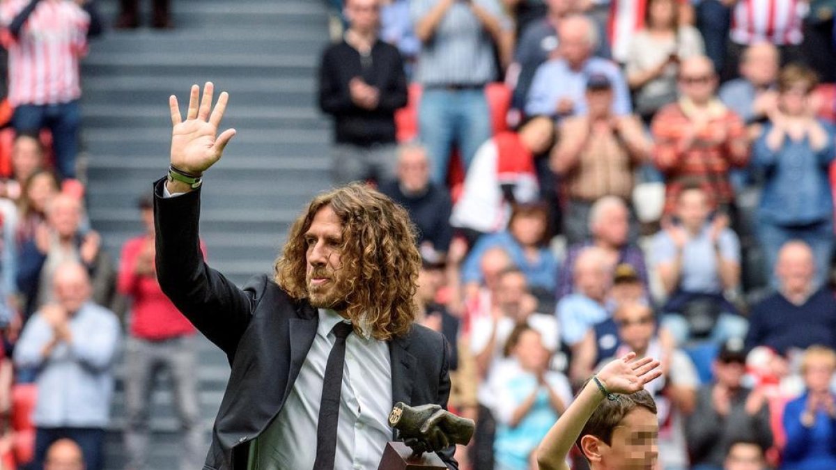 Carles Puyol, ahir a San Mamés amb el trofeu One Club Player que li va entregar l’Athletic.