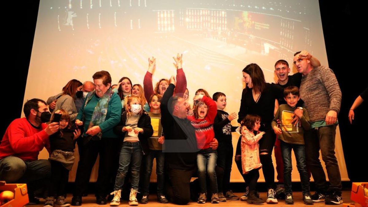 Veïns i protagonistes celebren l'Os d'Or de la Berlinale a 'Alcarràs'