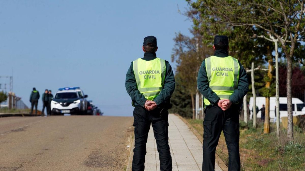 Agentes de la Guardia Civil en Castrogonzalo, el viernes.