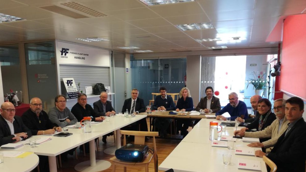 La reunión de la mesa estratégica del aeropuerto de La Seu.