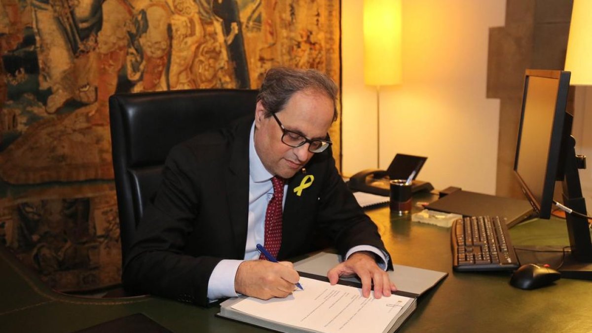 Torra desbloqueja el Govern i substitueix els consellers a la presó i fugits