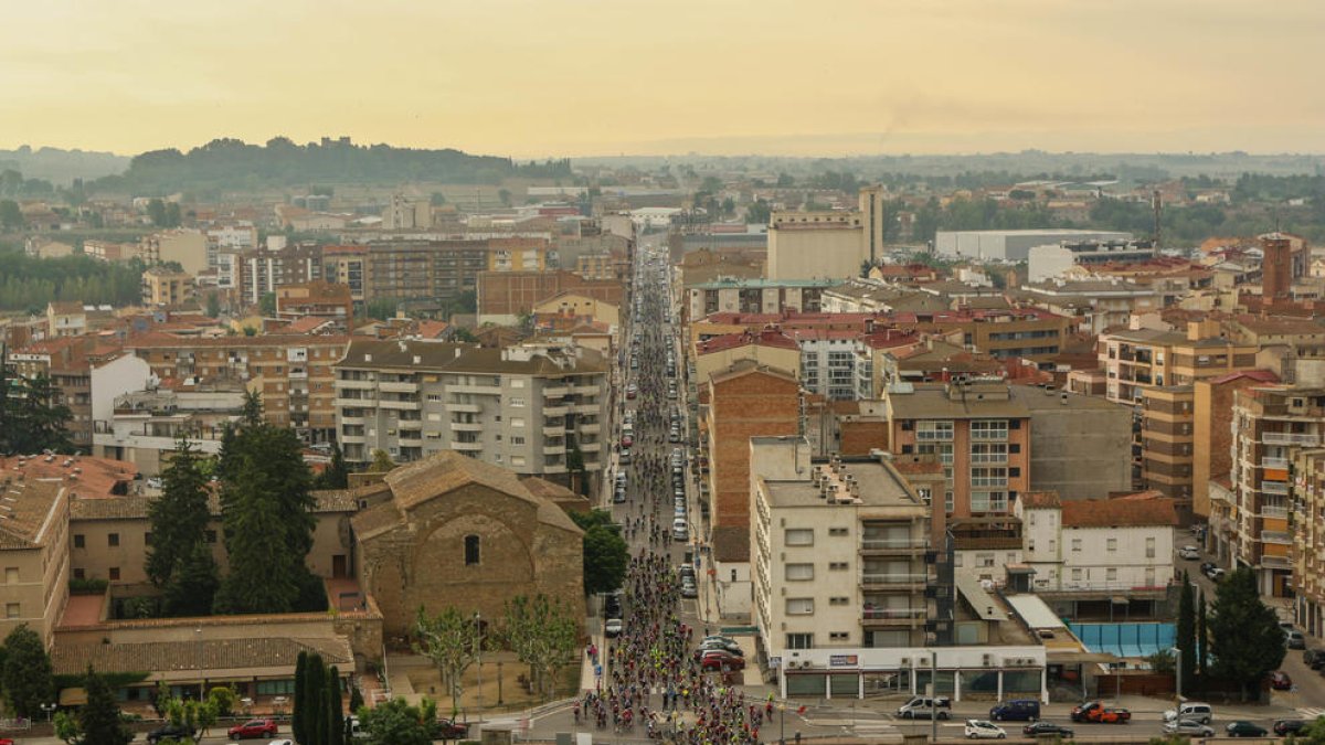 Una vista aèria del pas dels ciclistes cap al pont del riu Segre a Balaguer.