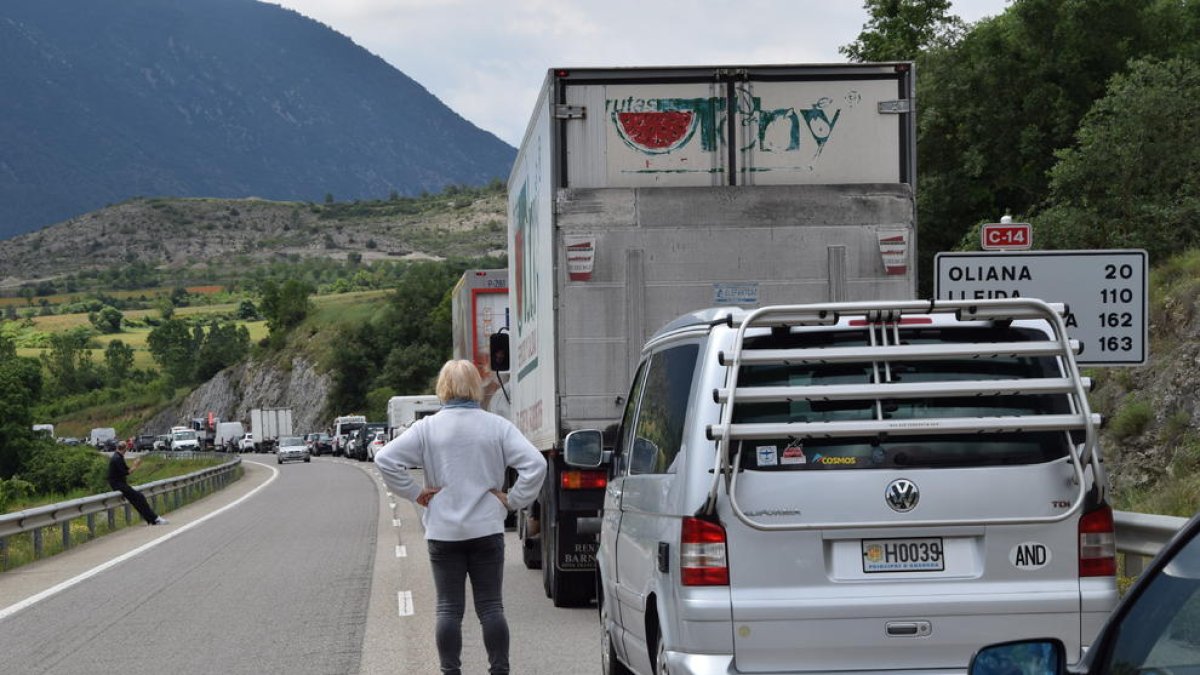 El corte de la carretera provocó retenciones de hasta cuatro kilómetros.