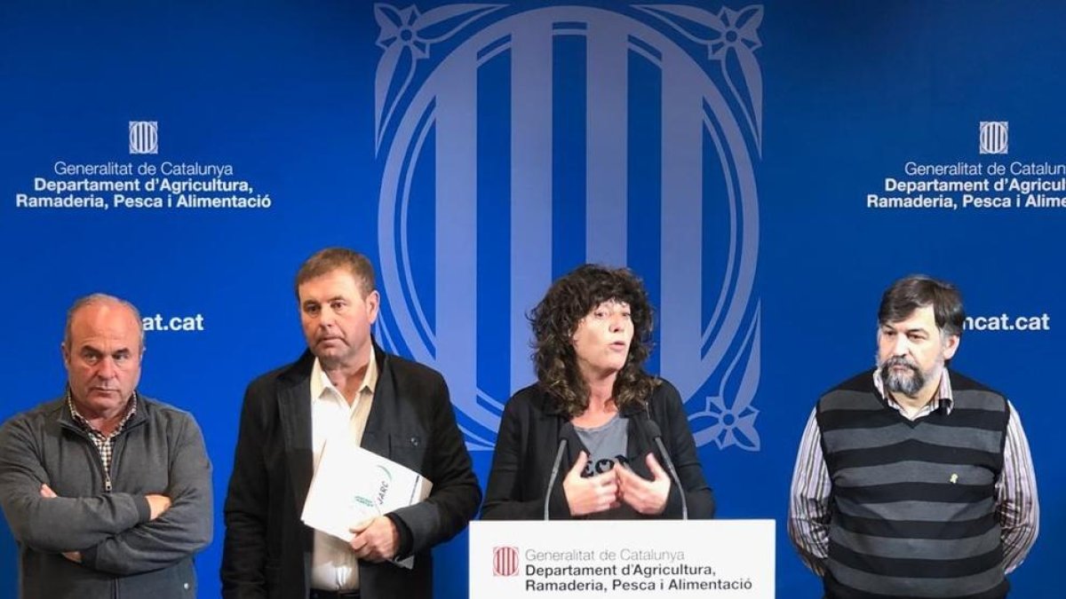 Los representantes de las cooperativas, Jarc y UP, ayer con la consellera de Agricultura.