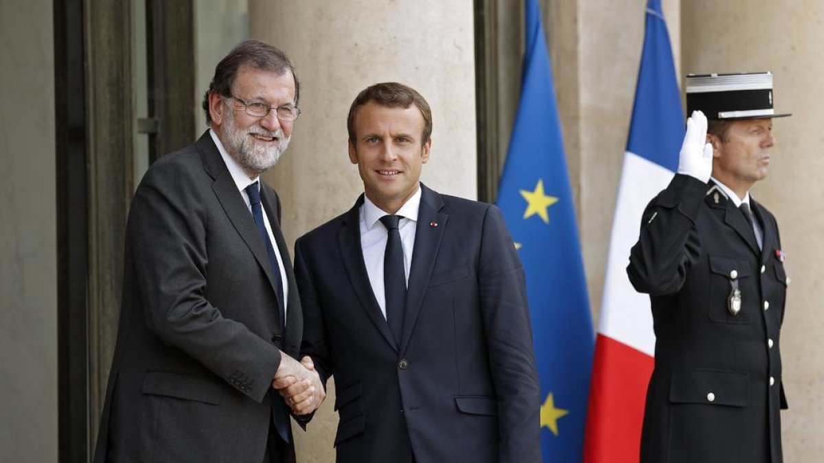 Emmanuel Macron rep Mariano Rajoy a l’inici de la minicimera a París amb Alemanya i Itàlia.