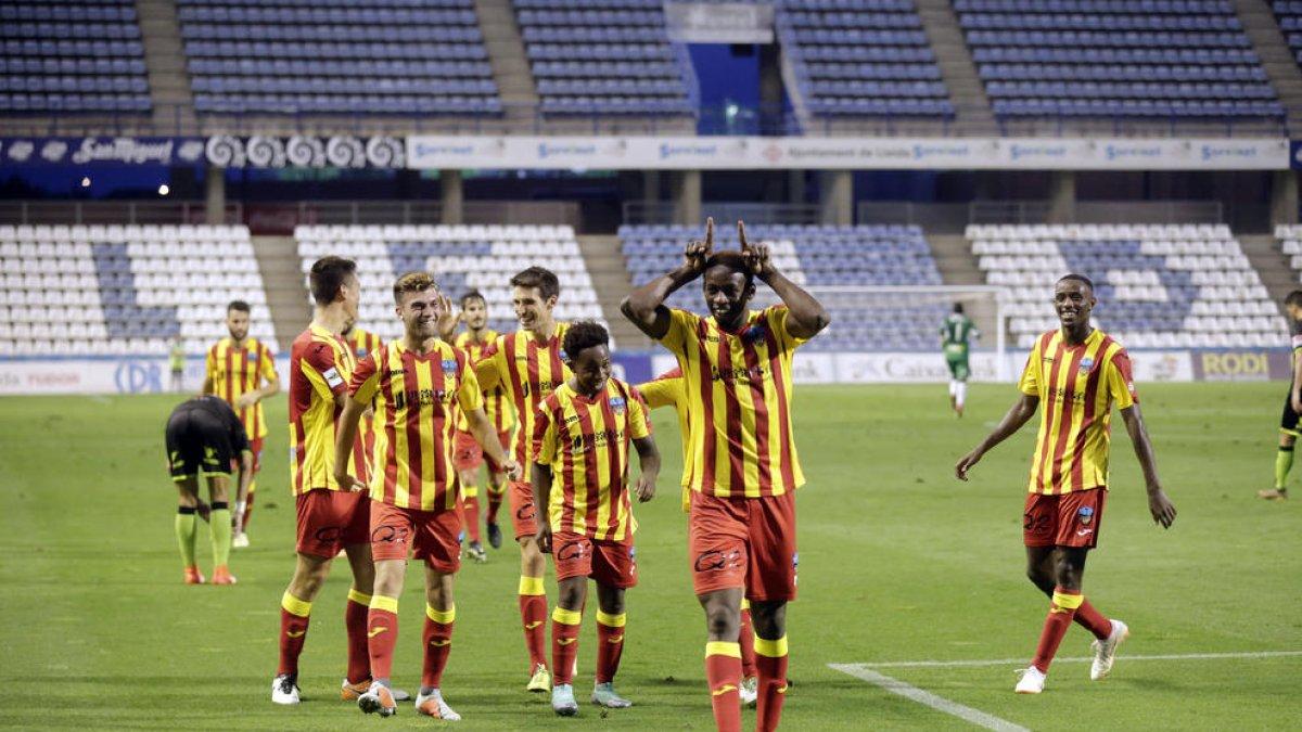 Mousa, que va jugar un bon partit, celebra el gol que va suposar l’1-0 al costat de Josimar Quintero, que li va fer l’assistència.