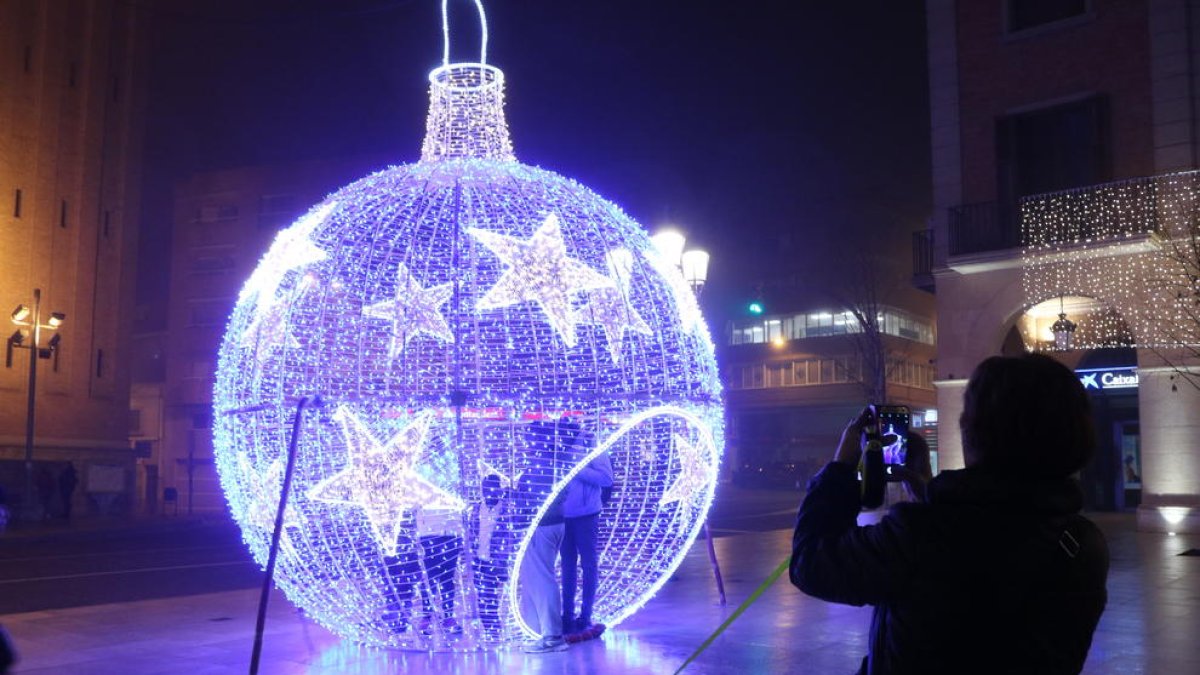 Los vecinos se hacían fotos ayer en el interior de la bola navideña en la plaza del Ajuntament