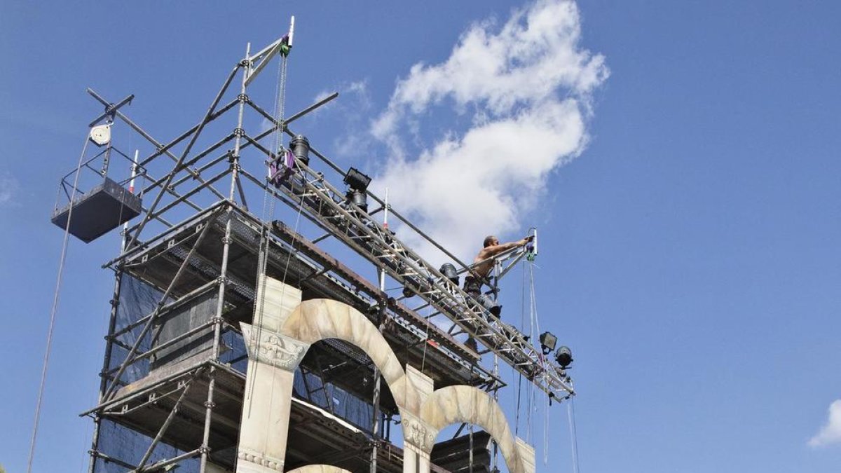 Los operarios ultimaban ayer el montaje de la estructura vertical de 9 metros para la obra inaugural.