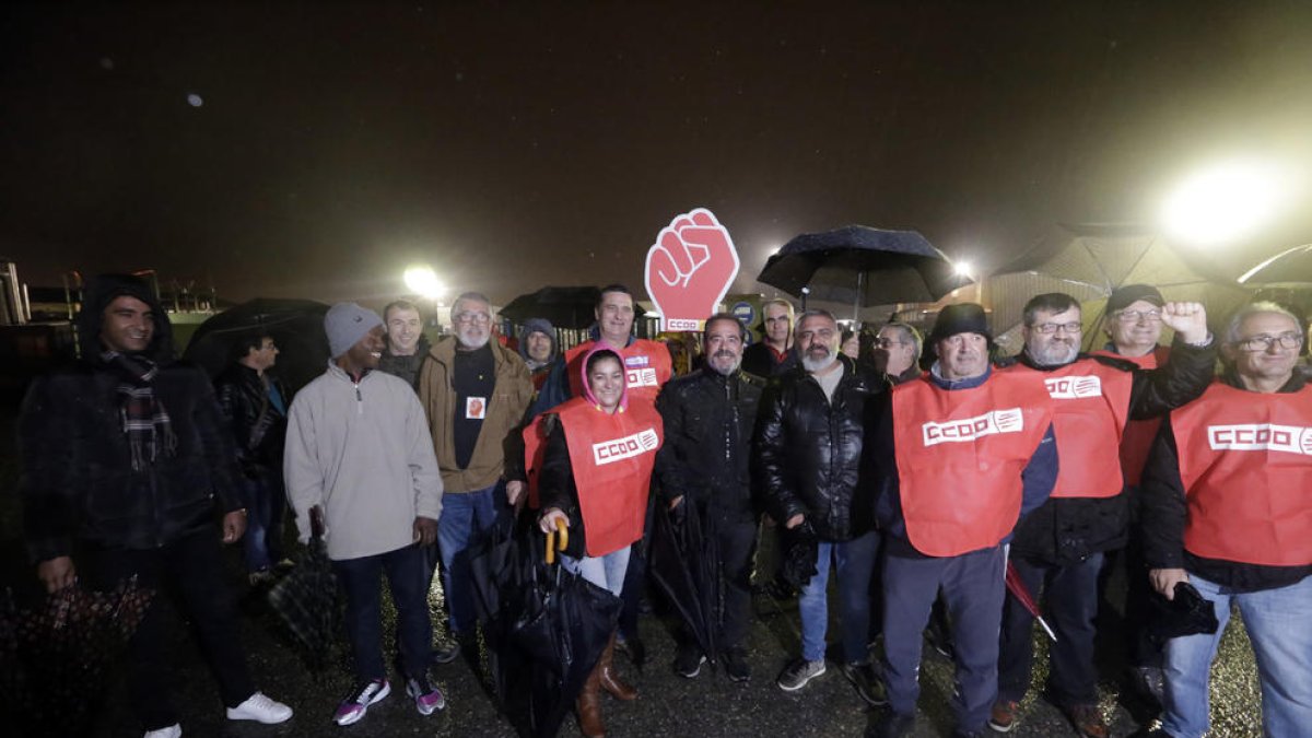Algunos de los participantes en el piquete de CCOO ante el matadero de pollos Avidel, ayer.