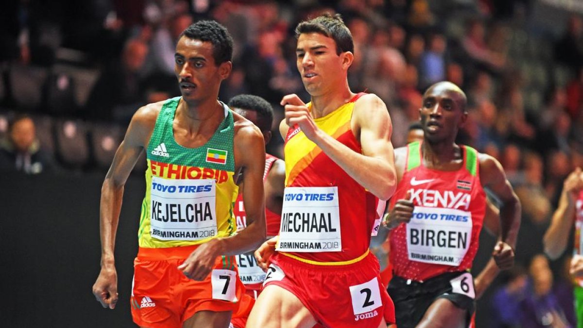 Adel Mechaal al costat de l’etíop Yomif Kejelcha, que es va emportar la medalla d’or.