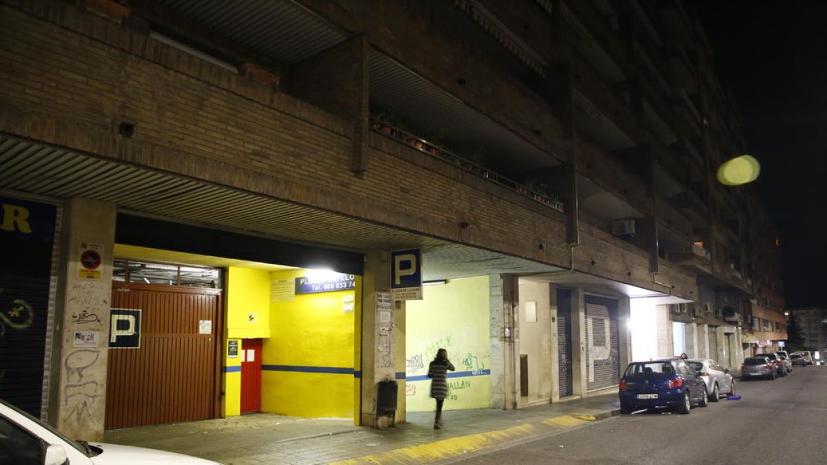 Vista de la entrada del parking privado situado en la calle Roca Llaurador.