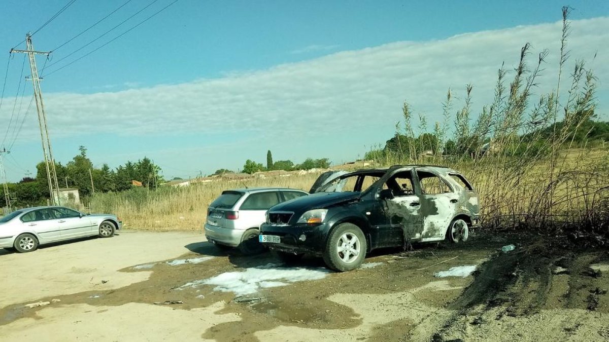 Dos de los vehículos que resultaron afectados en el incendio de ayer.