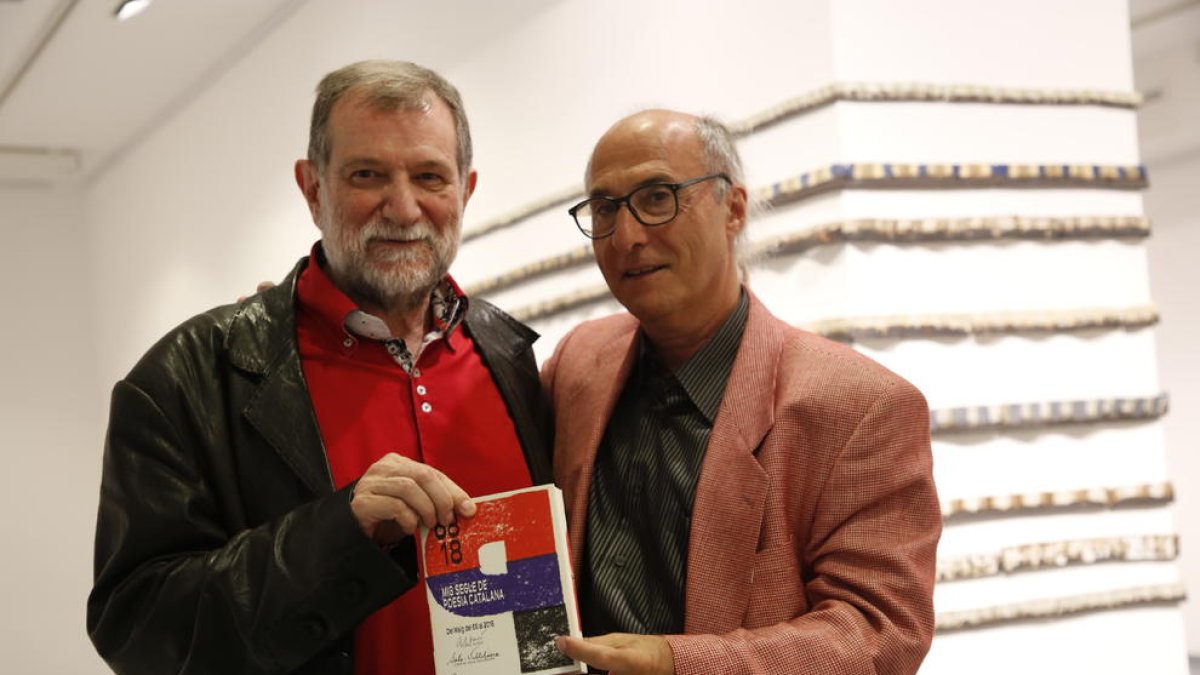 Josep M. Sala-Valldaura i Vicenç Altaió van presentar ahir l’obra a la Fundació Vallpalou de Lleida.