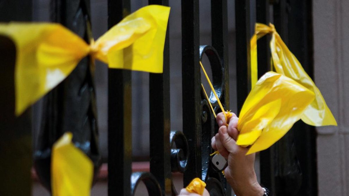 El jutge arxiva la denúncia a 14 identificats per treure llaços grocs