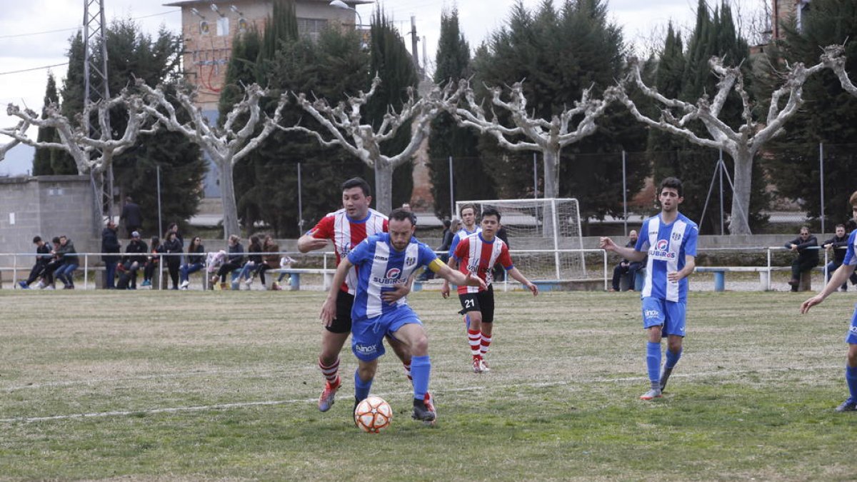 El capitán del Torregrossa aguanta el esferico ante la presión rival.
