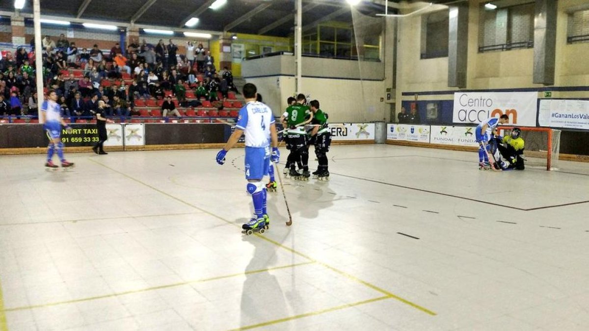 Joan Cañellas observa a los jugadores del Alcobendas celebrar uno de sus goles.