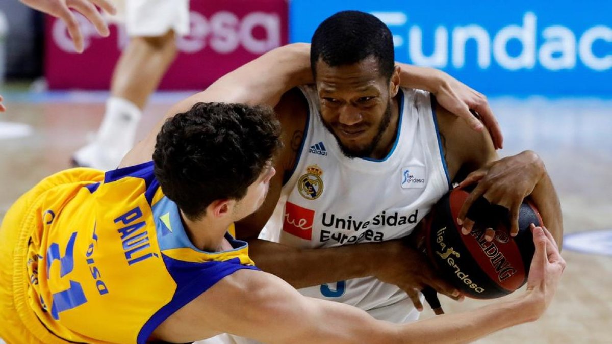 El madridista Randolph pugna amb Oriol Paulí.