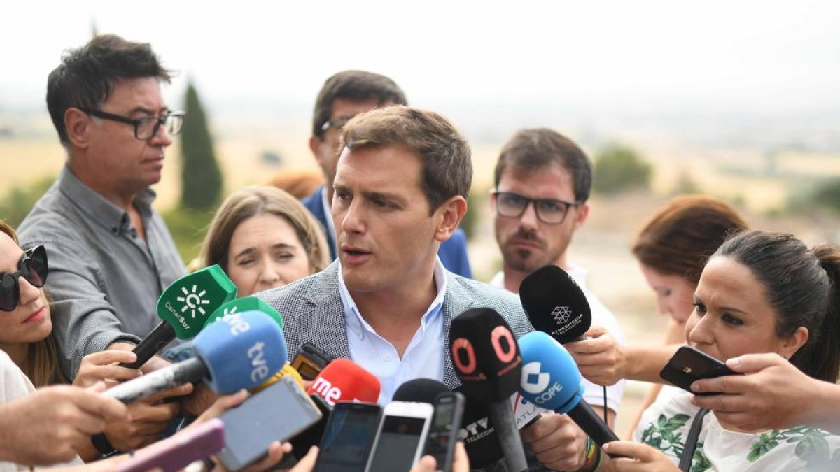 Albert Rivera ayer, atendiendo a los medios en Córdoba.