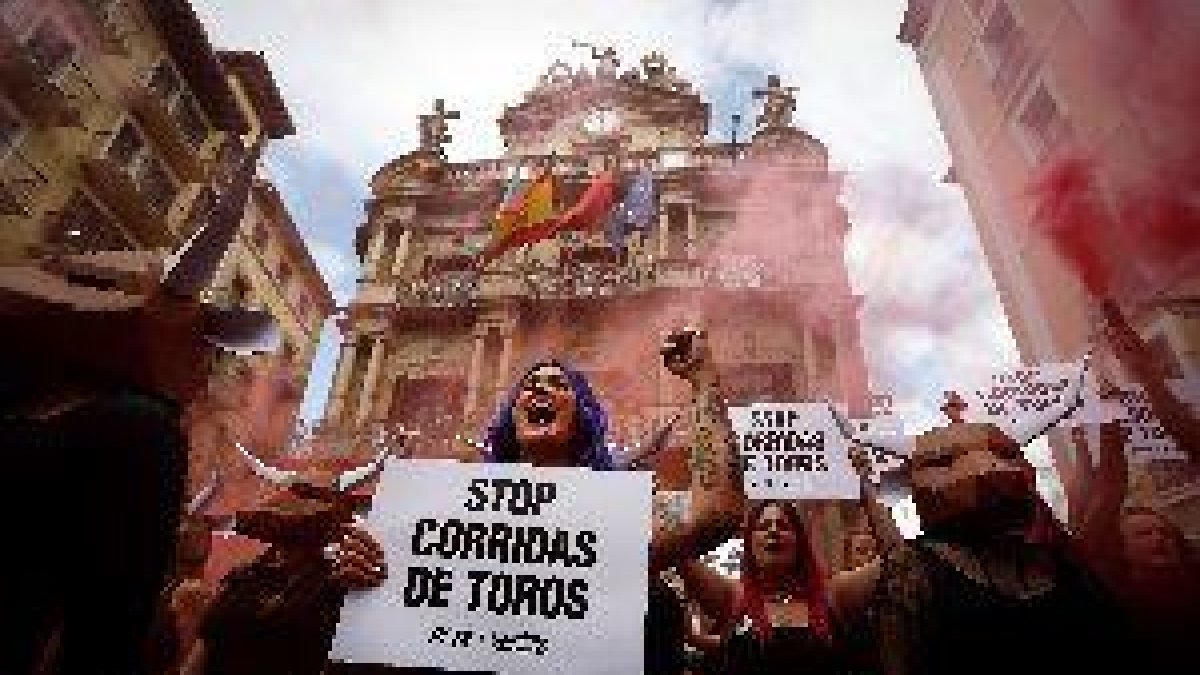 Aquesta és la protesta d'activistes antitaurins a les festes de San Fermín