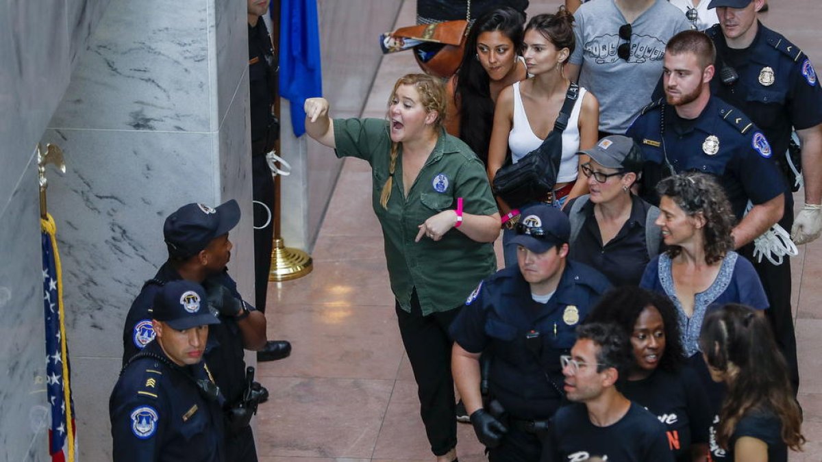 L’actriu Amy Schumer (c) gesticula al ser detinguda juntament amb centenars d’altres manifestants.