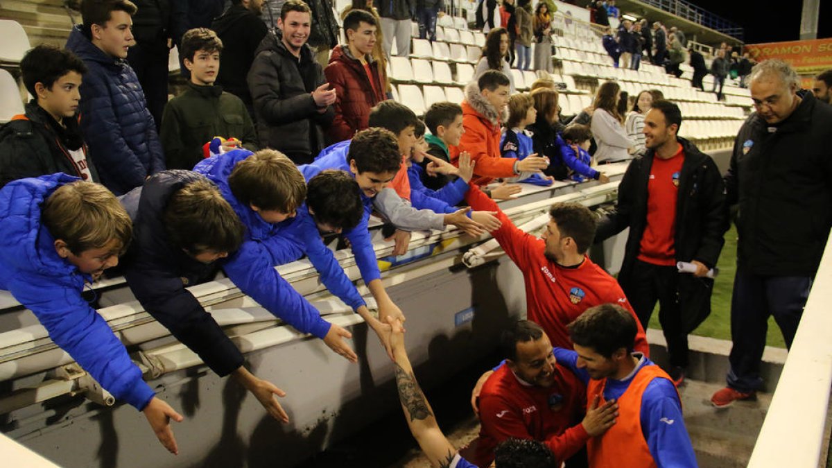Musa, que acabó siendo sustituido en el descanso por Marc Nierga, intenta irse de un jugador del Alcoyano.