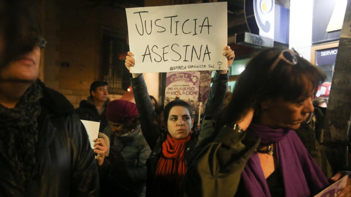 Imagen de la concentración contra la sentencia de La Manada en el ministerio de Justicia, ayer.
