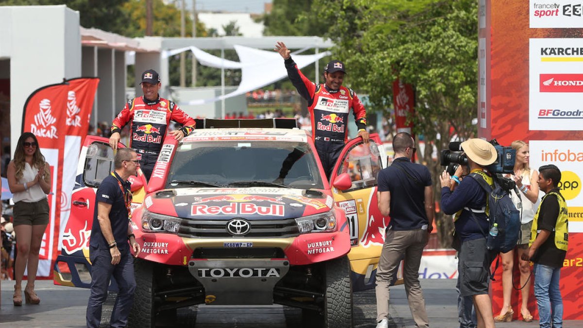 El pilot qatarià Nasser Al-Attiyah i el copilot, el francès Matthieu Baume, ahir a l’inici de l’etapa.