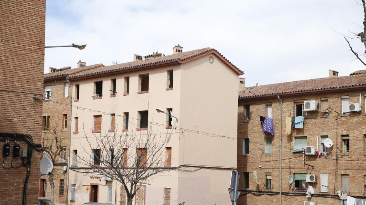Veïns de Ramiro Ledesma plantegen començar la demolició per aquest edifici de l’esquerra.