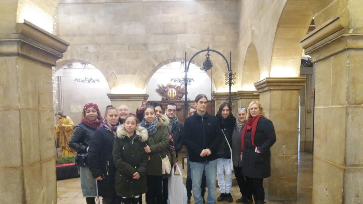 Els veïns, amb el regidor Sergi Talamonte a la Paeria.