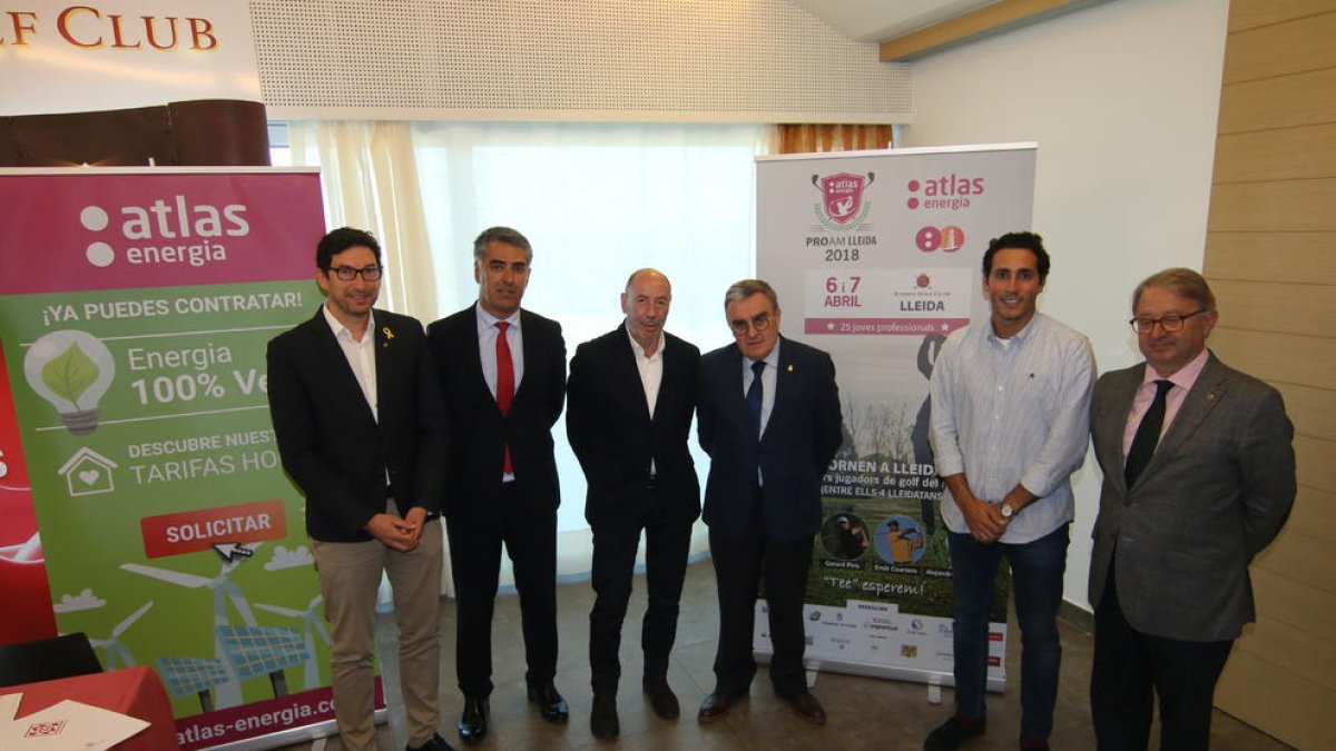 Autoritats, organitzadors i el golfista lleidatà Carlos Pigem, ahir a la presentació.