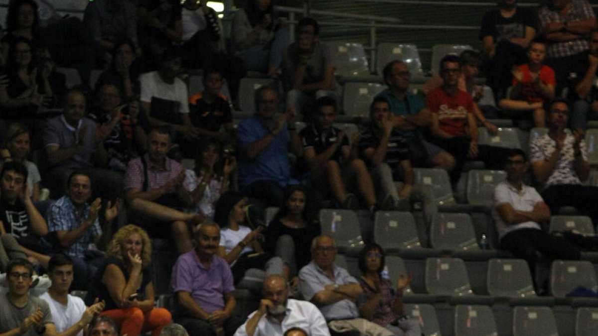 Jorge Serna i Miki Feliu donen instruccions als jugadors en pista.