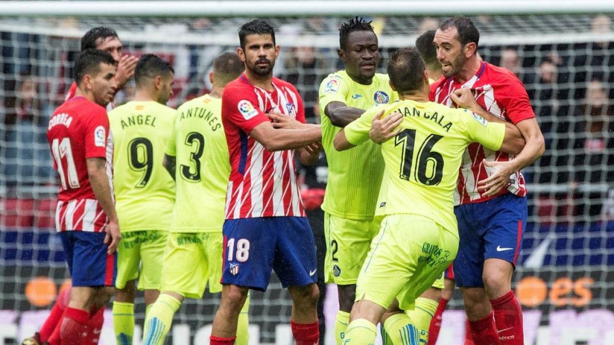 Cala i Godín pugnen en una acció del partit, davant de la mirada de Diego Costa.