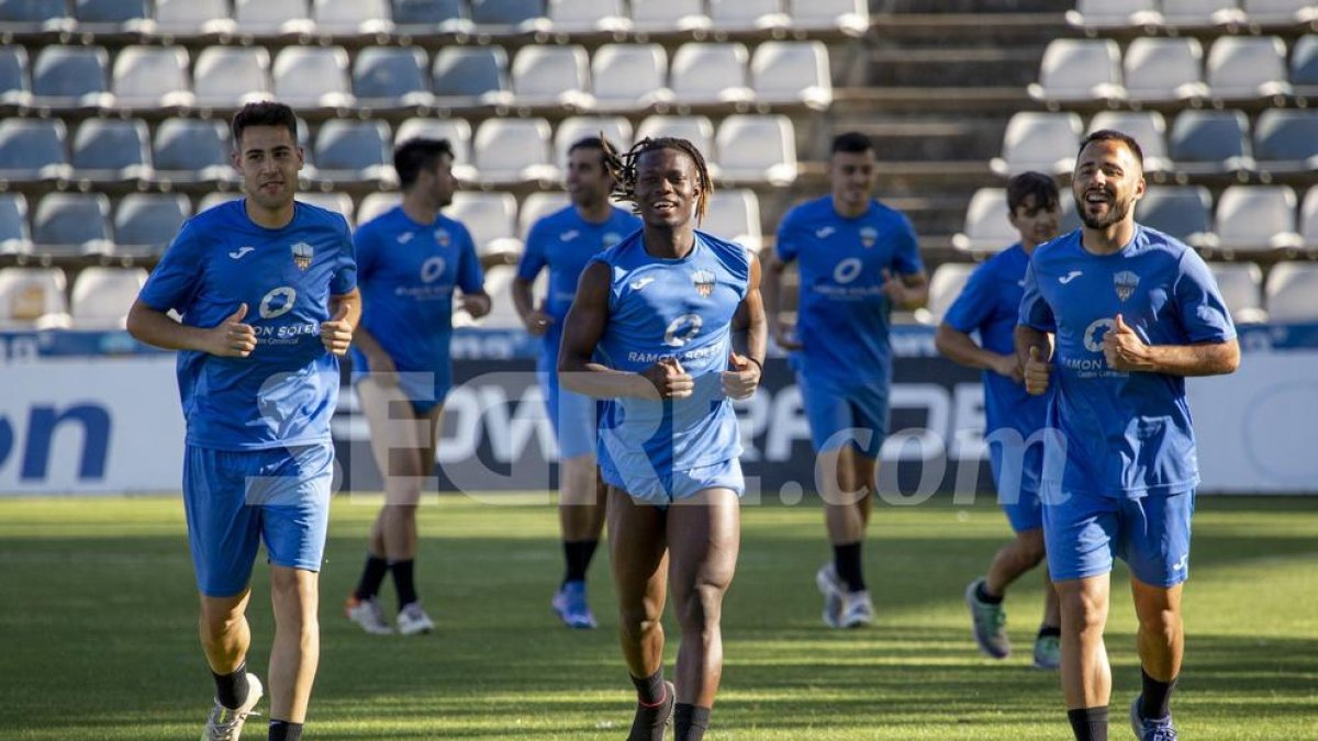 Entrenamiento del Lleida Esportiu antes del partido con el Sestao