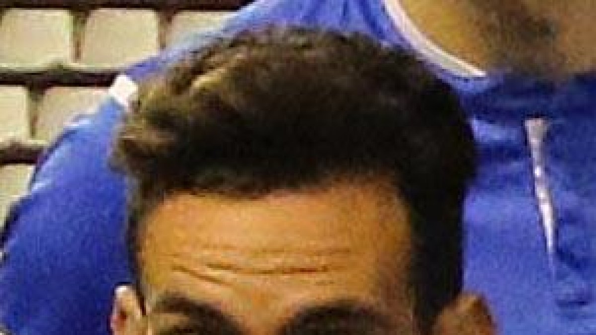 Javi López pugna con un jugador del Badalona, en una acción del partido disputado ayer en el Camp d’Esports ante muy poco público.