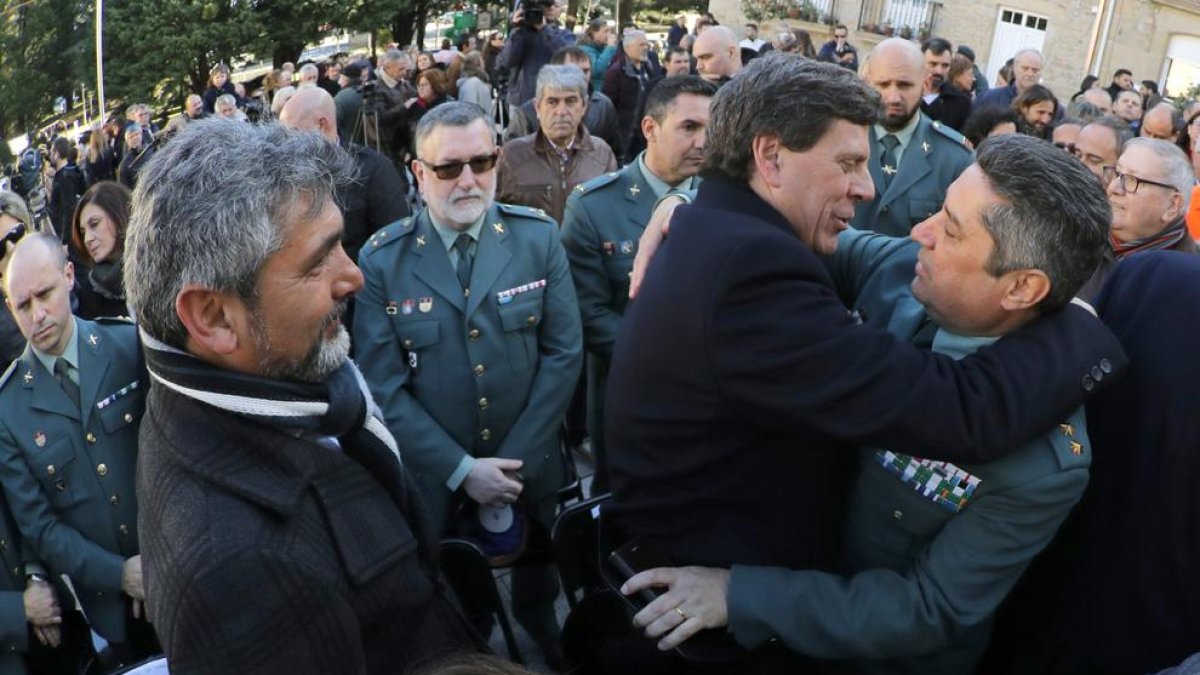 El padre de Diana Quer abraza a un guardia civil.
