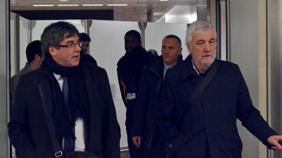 L’expresident de la Generalitat de Catalunya, Carles Puigdemont (e), al costat de l’empresari Josep Maria Matamala (d), a Brussel·les.