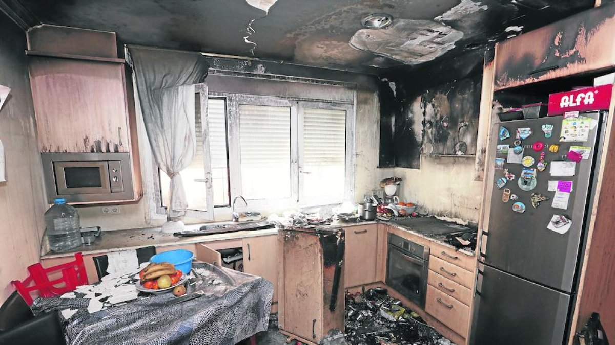 Estat en què va quedar la cuina d’Alcoletge després de l’incendi.