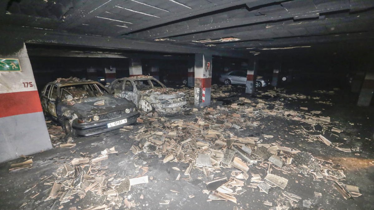Vehicles calcinats en l’incendi declarat diumenge en un pàrquing de l’avinguda del Segre.
