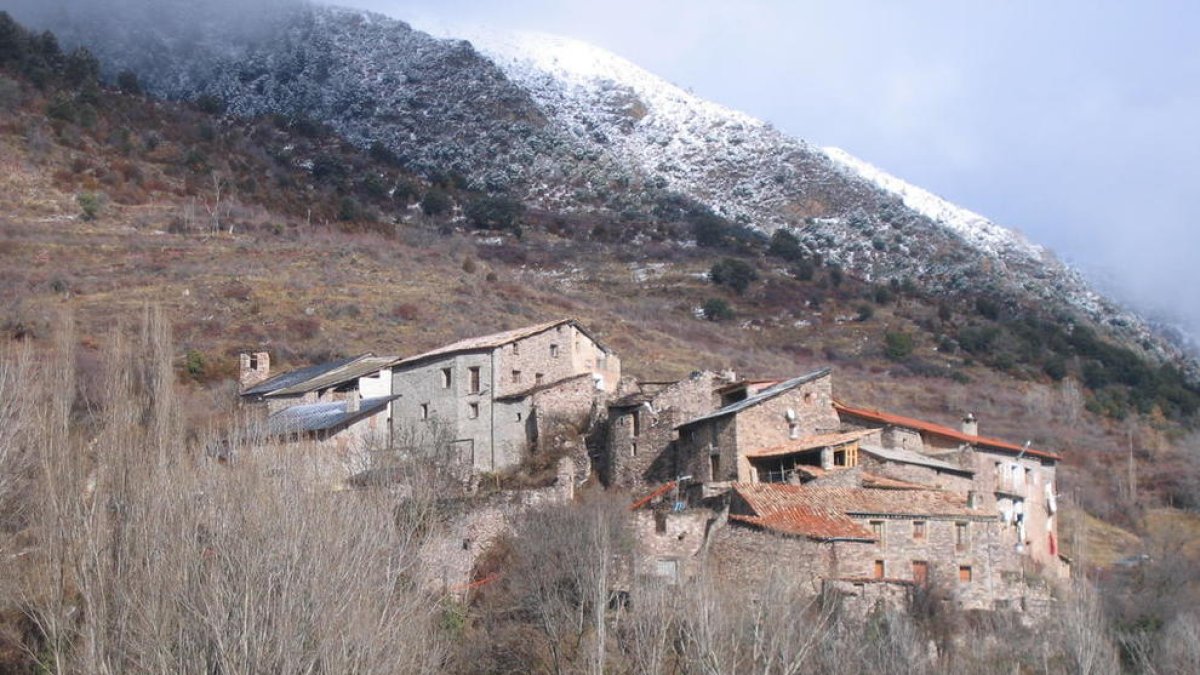 Vecinos de Mencui, en Soriguera, avisan de grietas tras caer una lader