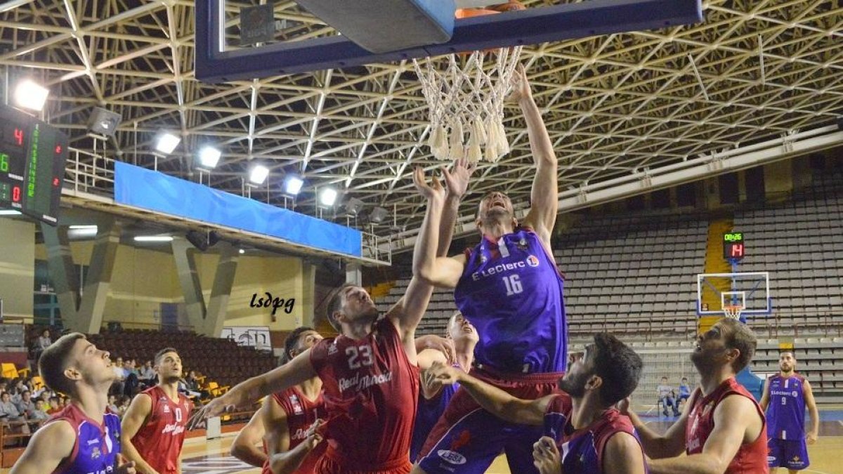 Juan Oliva, con el dorsal 16, durante un partido de la pasada temporada con el Agustinos.