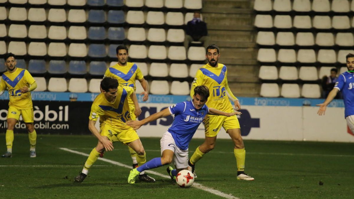 Juanto Ortuño, el jugador recién fichado que ayer debutó como titular, lucha por un balón.