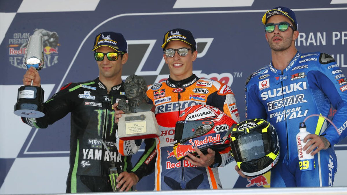 Marc Màrquez celebra la seua victòria al circuit de Jerez al costat de Johann Zarco i Andrea Iannone, que van ser segon i tercer, respectivament.