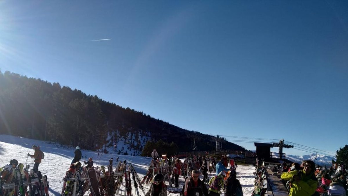 Esquiadores en las pistas de Port Ainé, en el Pallars Sobirà, disfrutando del buen tiempo.
