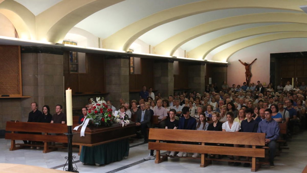 Un momento del funeral por el artista Víctor Pérez Pallarés en Santa Teresina, llena para despedirle.