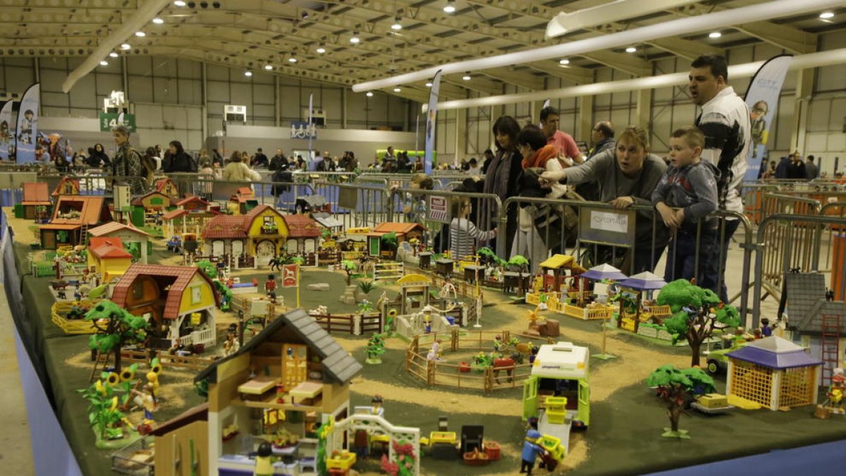 A l’esquerra, les figures més desitjades entre els col·leccionistes. A la dreta, un dels diorames i peces de gran mida a la fira.