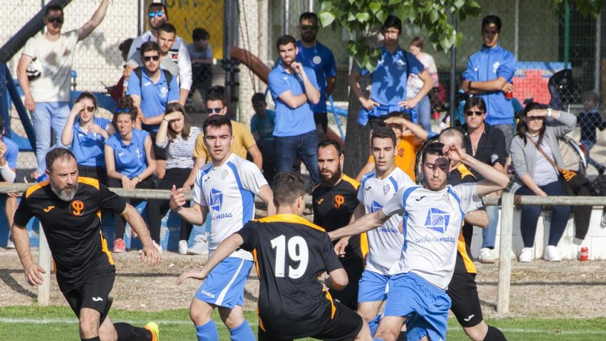 Una acció del partit disputat ahir entre la Fuliola i el Pinyana.