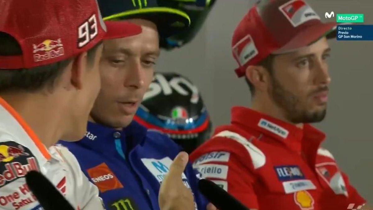 VÍDEO. Márquez estén la mà a Rossi i l'italià la hi nega