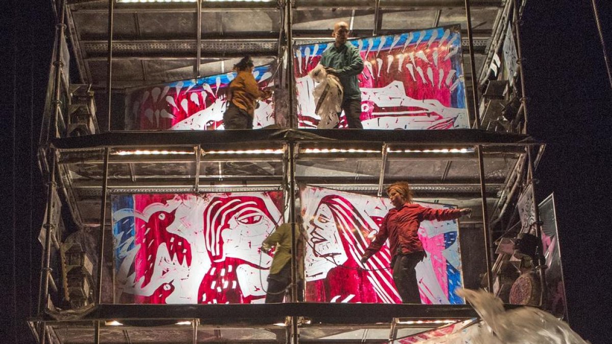 La Compagnie Lucamoros, de França, va protagonitzar ahir l’espectacle inaugural de FiraTàrrega 2018.